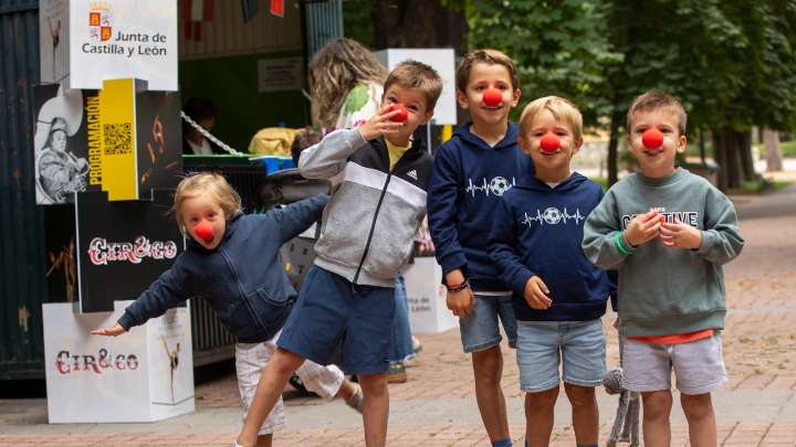 Los niños se acercan a Cir&Co desde las pequeñas carpas de un parque de Ávila