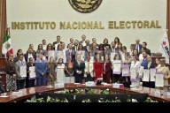 Entrega INE  constancias  a mujeres  y 'reprobados'