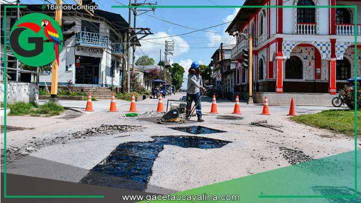 Resanan pavimento flexible en importante vía de Contamana urbana