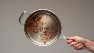 Chef revela el mejor método para limpiar un sartén y dejarlo como nuevo; solo necesita un ingrediente