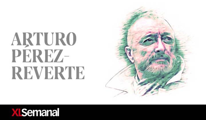 Hombres que fuman un cigarrillo