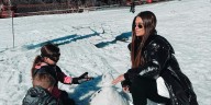Cami Homs llevó a sus hijos a conocer la nieve: “Terminé con las manos congeladas”
