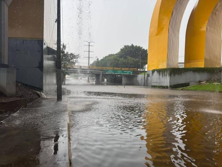 Lluvia colapsa Guadalajara: avenidas inundadas y autos varados