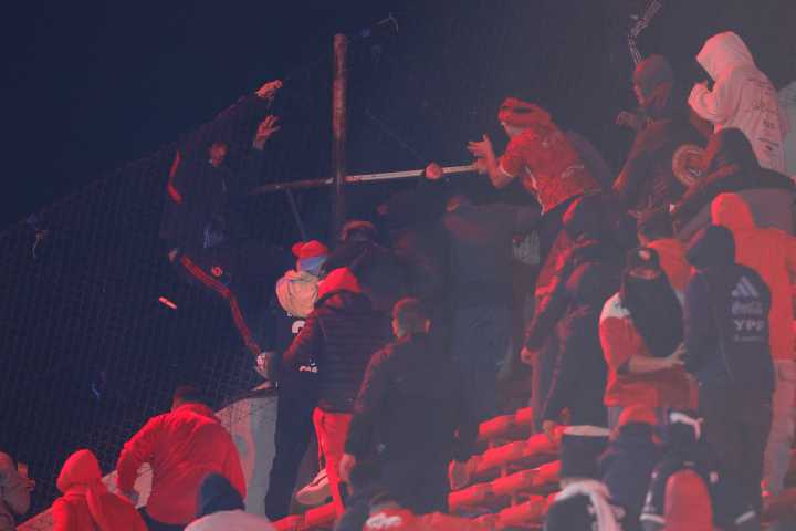 "La justicia deberá determinar los responsables": Gabriel Boric alza la voz por incidentes entre hinchas de Independiente y de Universidad de Chile