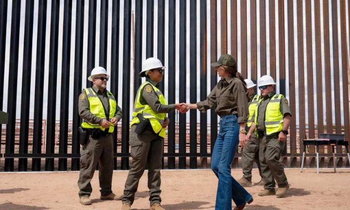 EE.UU. pinta de negro el muro fronterizo para elevar su temperatura y evitar escaladas