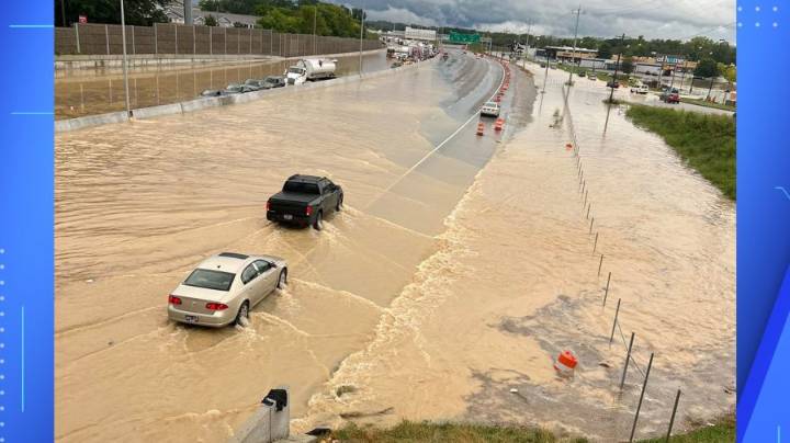 Heavy rain triggers floods in Tennessee, killing at least 3