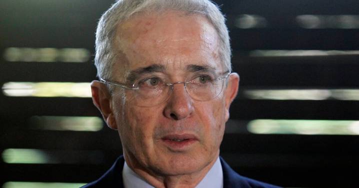 Ordenan libertad inmediata para Álvaro Uribe, expresidente de Colombia condenado a 12 años