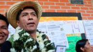 Una turba apedrea al candidato Andrónico Rodríguez tras emitir su voto durante las elecciones en Bolivia