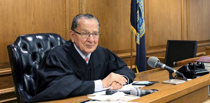 Quién era Frank Caprio, "el juez más amable del mundo" y por qué revolucionó la justicia