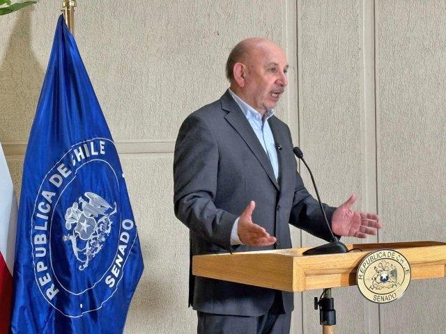 Senador Juan Luis Castro por licencias médicas y visitas a casinos: “Estamos frente a una irregularidad profunda”