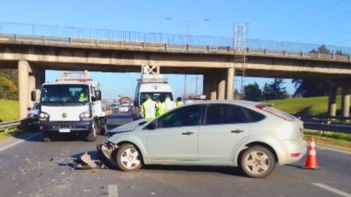 Un auto chocó contra el acoplado de un camión en el kilómetro 56