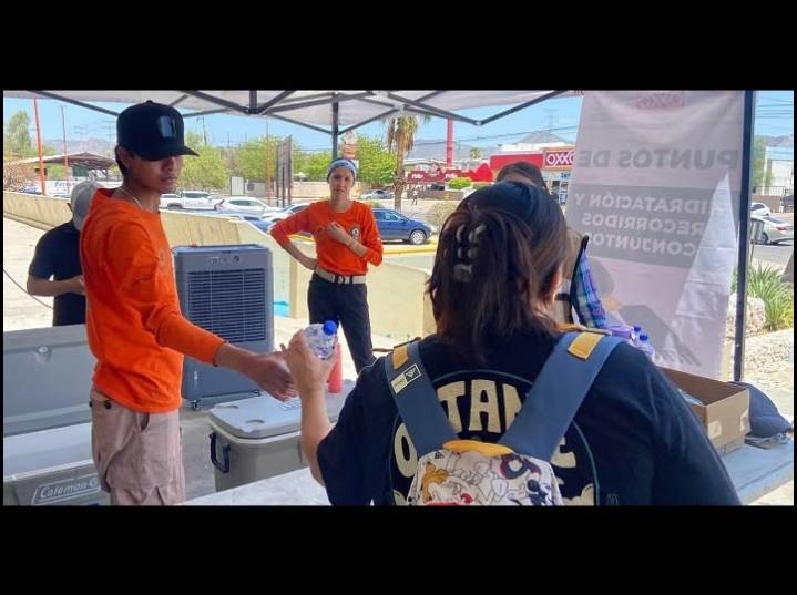 Se entregan 360 litros de agua y suero oral en puntos de hidratación instalados en el Centro de Gobierno