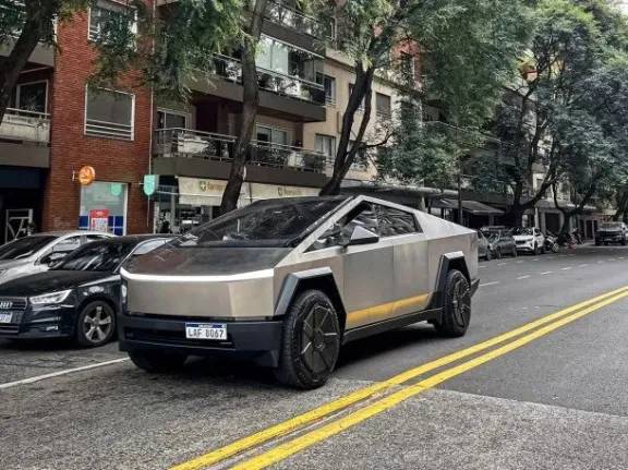 La Tesla Cybertruck llega a la Argentina: el vehículo futurista que causó furor