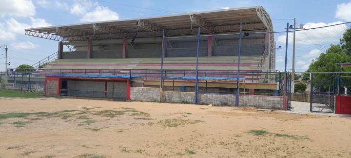 A punto de caerse estructura del estadio municipal de Sóftbol en Maicao