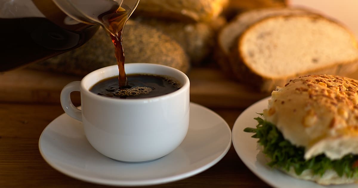 ¿Qué pasa si le echas una pizca de sal a tu café?