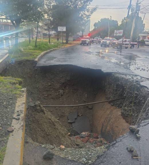 Deja fuerte lluvia un socavón e inundaciones