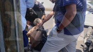 VIDEO: Atrapa Policía Estatal peligrosa rata dañera en registro subterráneo