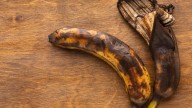 Fin del misterio: la ciencia explicó si es seguro o no comer la parte marrón de las bananas