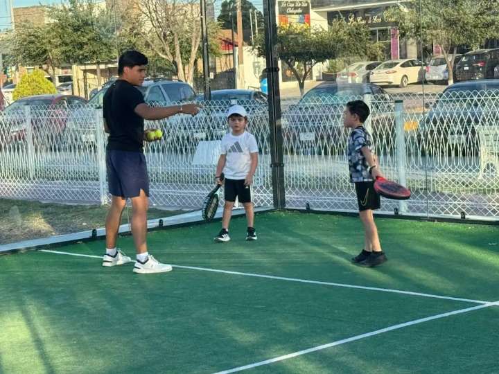 Arranca escuela municipal de pádel en Piedras Negras