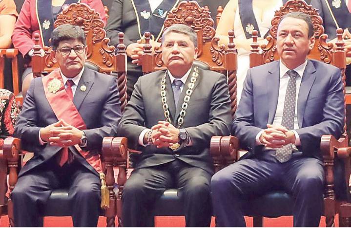 Ejecutivo llegó con manos vacías a sesión solemne por aniversario de Arequipa