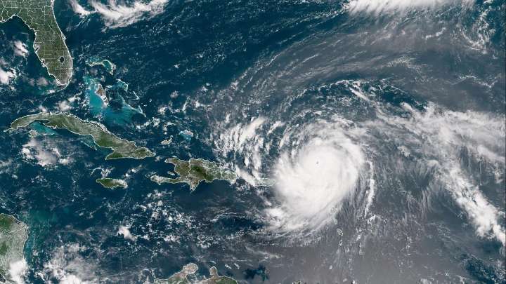 El destructivo huracán Erin categoría 5 no tocará tierra en Puerto Rico pero sí golpeará esta y otras islas con la fuerza de una tormenta tropical