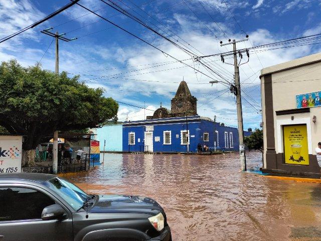 Desborde del río provoca inundación de Ahuacatlán, Nayarit