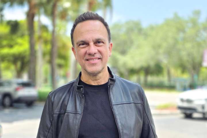 Carlos Rafael Rivera dice que su pasado rockero le ayudó a componer para la serie Dept. Q.
