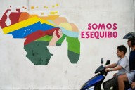 Escalada en el Caribe. Denuncian disparos desde Venezuela contra un barco con material electoral y crece la tensión con Guyana