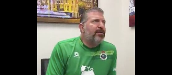 El influencer estadounidense Larry Shy se viste de "verde Racing"