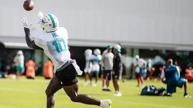 Tyreek Hill vuelve a entrenar con Dolphins tras lesión, pero con restricciones