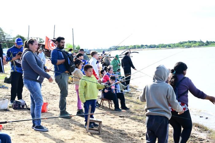 Con un gran encuentro de pesca a orillas del río Paraguay, la Municipalidad dio cierre al Mes de las Infancias