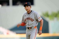 Giants' Jung Hoo Lee makes catch off glove, thigh and calf before pinning baseball between knees