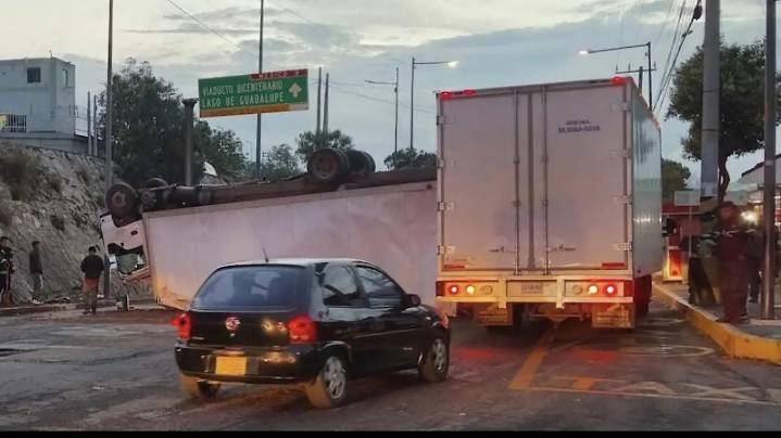 Tlalnepantla: Vuelca tráiler cargado con impresoras y genera asentamiento vehicular