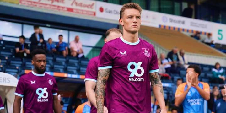 Oliver Sonne debuta en la Premier League 2025/26: titular inesperado contra Tottenham en primera fecha