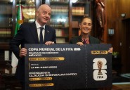 Infantino entregó a Sheinbaum una réplica gigante del boleto inaugural del Mundial