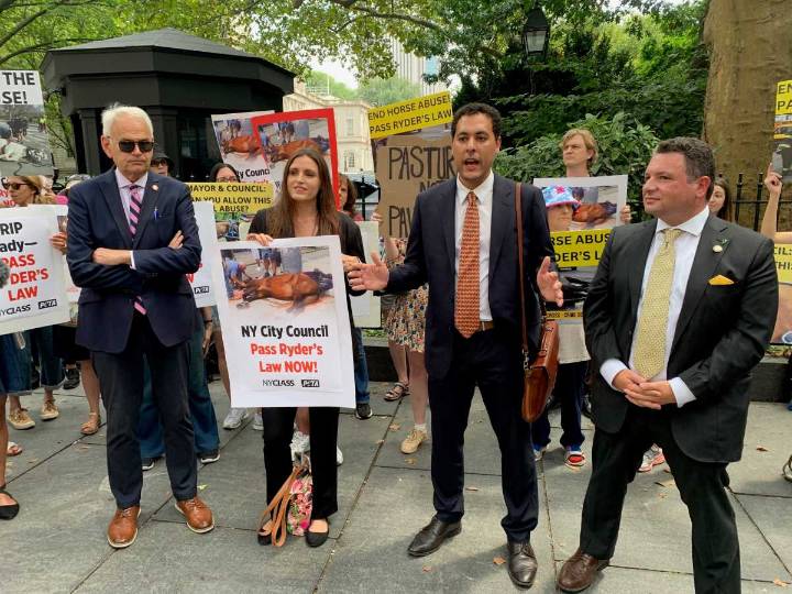 Push to ban NYC carriage horse industry continues with City Hall rally days after equine’s death
