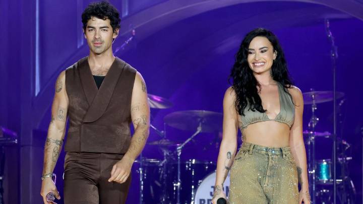 Joe Jonas y Demi Lovato protagonizan un emotivo reencuentro y cantan canciones de Camp Rock