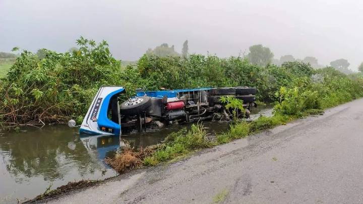 Tezontepec de Aldama: Camión de volteo cae a canal de aguas negras