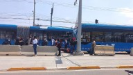 Motociclista invade carril del trolebús Chalco-Santa Martha y resulta herido