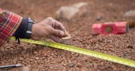 Descubrió que el vecino invadió su terreno con un galpón en Cipolletti: la Justicia ordenó demoler la construcción