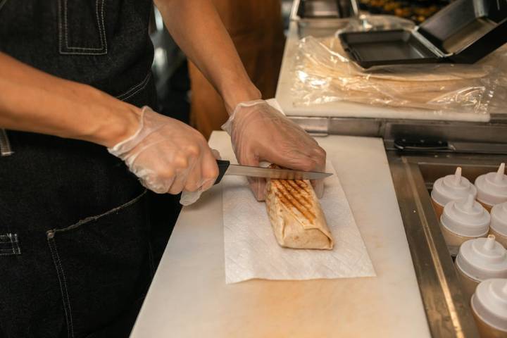 Muerde un wrap de pollo y encuentra la punta de un dedo humano: ahora el restaurante quiere demandarla