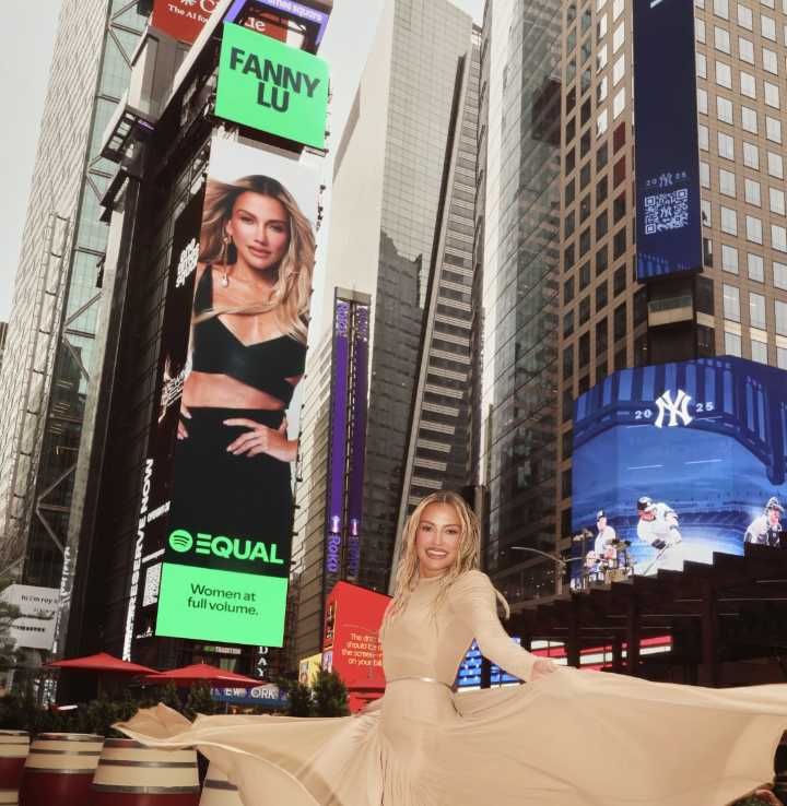 Fanny Lu celebra 20 años de carrera en Times Square y presenta nueva música