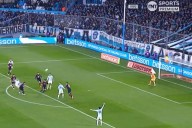 De otro partido. Salto, pecho y "globo" por encima del arquero: el golazo de Rocky Balboa para Racing contra Tigre