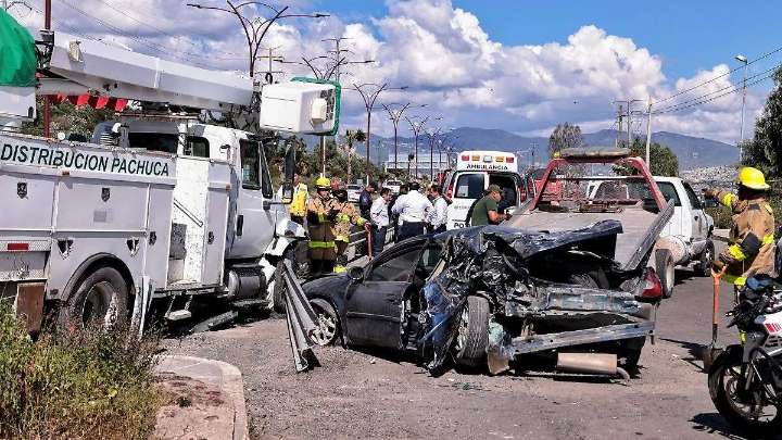Pachuca: Tras supuesto choque, persona queda atrapada en automóvil