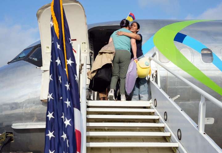 Más de 150 migrantes venezolanos regresaron en un vuelo de deportación