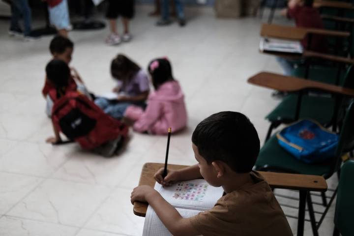 Recortar fondos, cortar futuros: la educación está en crisis en América Latina y el Caribe