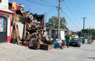Atiborra con basura banqueta y calle de la colonia Pueblo Insurgente; señalan, es reciclaje