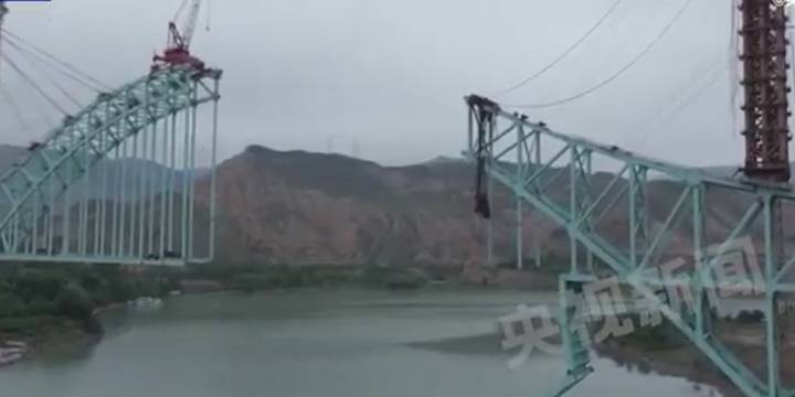Al menos 12 muertos y varios desaparecidos por el derrumbe de un puente en obras en China