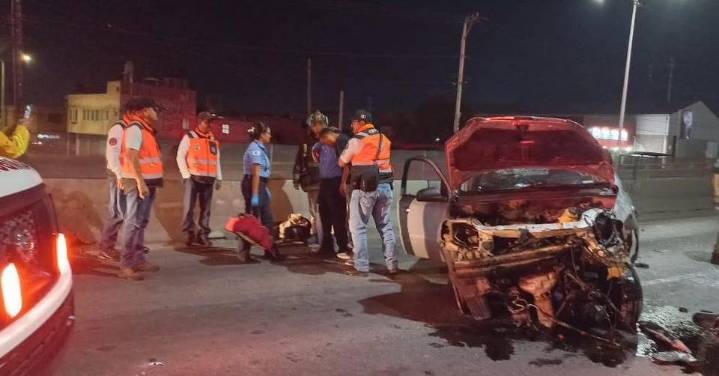 Fuerte accidente contra objeto fijo en Circuito Potosí y Avenida Salk