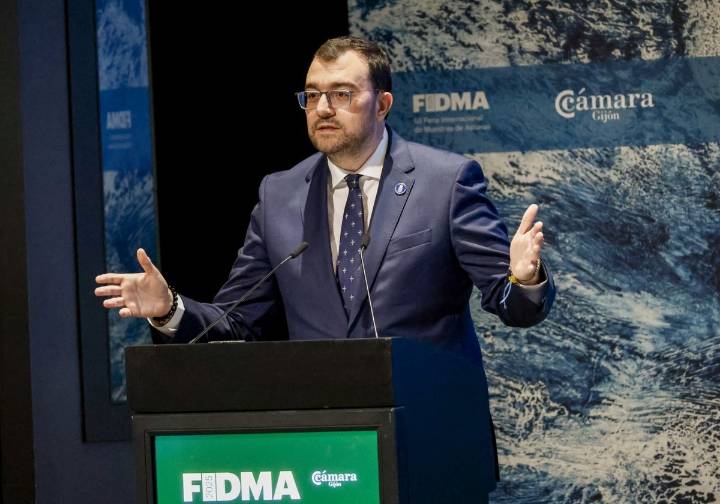 Adrián Barbón, tras la dimisión del alcalde de Llanera: «Uno puede discrepar de la política, pero no de la vocación»